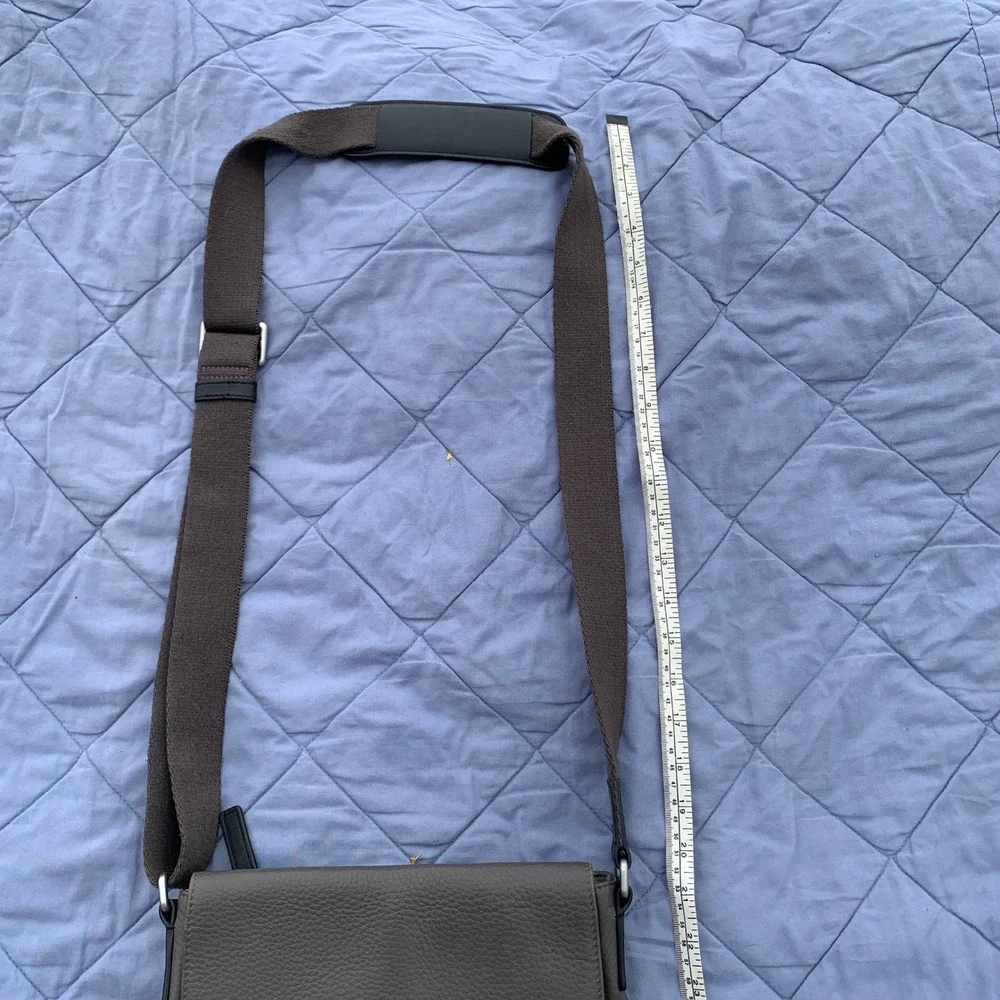 Vintage 2000s ECCO Ely pebbled leather men's crossbody messenger bag in grey